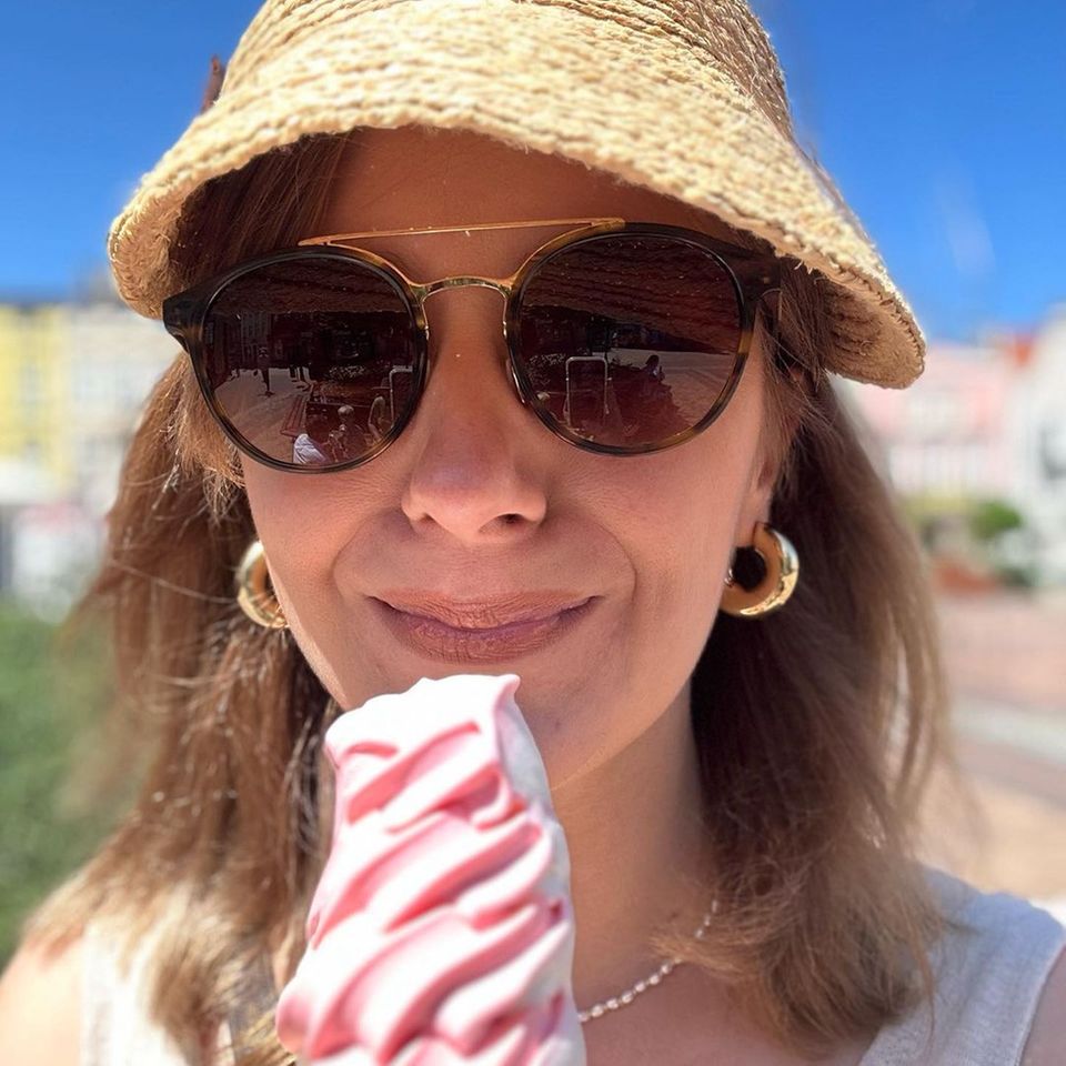 Anna Heiser vor ihren Diät--Plänen: Sie genießt ihr Softeis bei einem Besuch in Polen. 