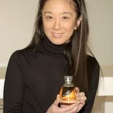 Beim Launch ihres neuen Duftes im Jahr 2002 ist Vera Wang nicht etwa 30 Jahre jung. 53 Jahre ist sie alt und strahlt mit langem Haar und Stirnband pure Jugendlichkeit aus. Falten sind keine zu sehen.