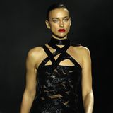 Auf dem Laufsteg der LuisaViaRoma & British Vogue für "Runway Icons" sieht Irina Shayk deutlich drahtiger aus. Ihre Arme sind trainierter, die Wangen eingefallener, das Kinn deutlich definierter. Heute ist Irina Shayk 37 Jahre alt – auf ihrer Stirn: keine Falte zu sehen.