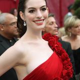 Zwei Jahre zuvor feierte sie ihren Erfolg in "Der Teufel trägt Prada", im Jahr 2008 strahlt sie für die Acadamy Awards in Hollywood: Anne Hathaway. Mit 25 Jahren gleicht ihre Haut Porzellan. Im Zusammenspiel mit ihrer dunklen Mähne ähnelt sie Schneewittchen. 