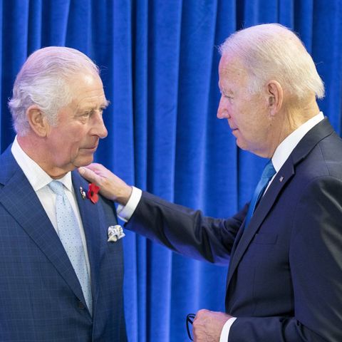 König Charles (l.) sichert Joe Biden und den Amerikanern seine Solidarität.