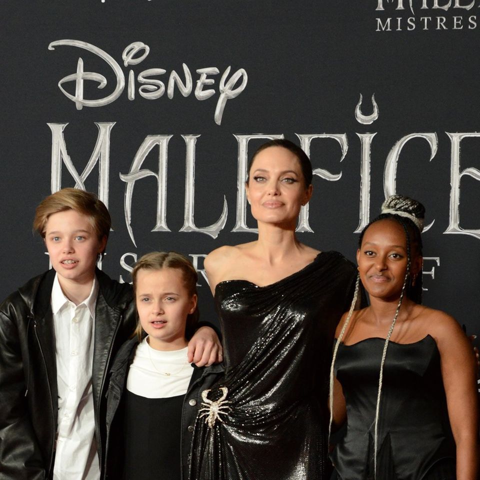 Angelina Jolie im Kreis ihrer Töchter Shiloh, Vivienne und Zahara (von links nach rechts).