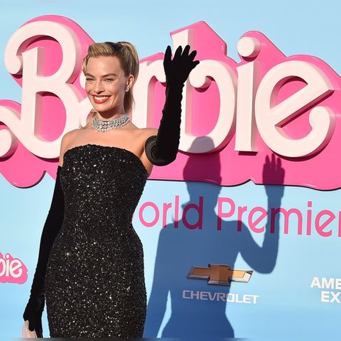 Margot Robbie winkt bei der Weltpremiere von "Barbie" ins Publikum.
