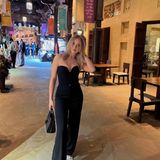 Die jüngste Tochter von Carmen und Robert Geiss findet als Teenager zwischen Prunk und Pomp so langsam ihren Stil. Klassisch und elegant zeigt sich Shania Geiss mit Hose und Top mit Herz-Ausschnitt in Dubai. Lässige Chucks dürfen bei ihr nicht fehlen. 