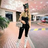 Davina Geiss setzt auf Latexhose, schwarzes Top und Stiefel mit Pailetten. Ihre Bildunterschrift auf Instagram verrät, was hinter dem Düster-Look mit Maske steckt. "Batman, wo bist du?", schreibt die älteste Geiss-Tochter zum Foto und verrät damit, dass es sich bei ihrem Outfit um ihre Interpretation von Catwoman handelt. 
