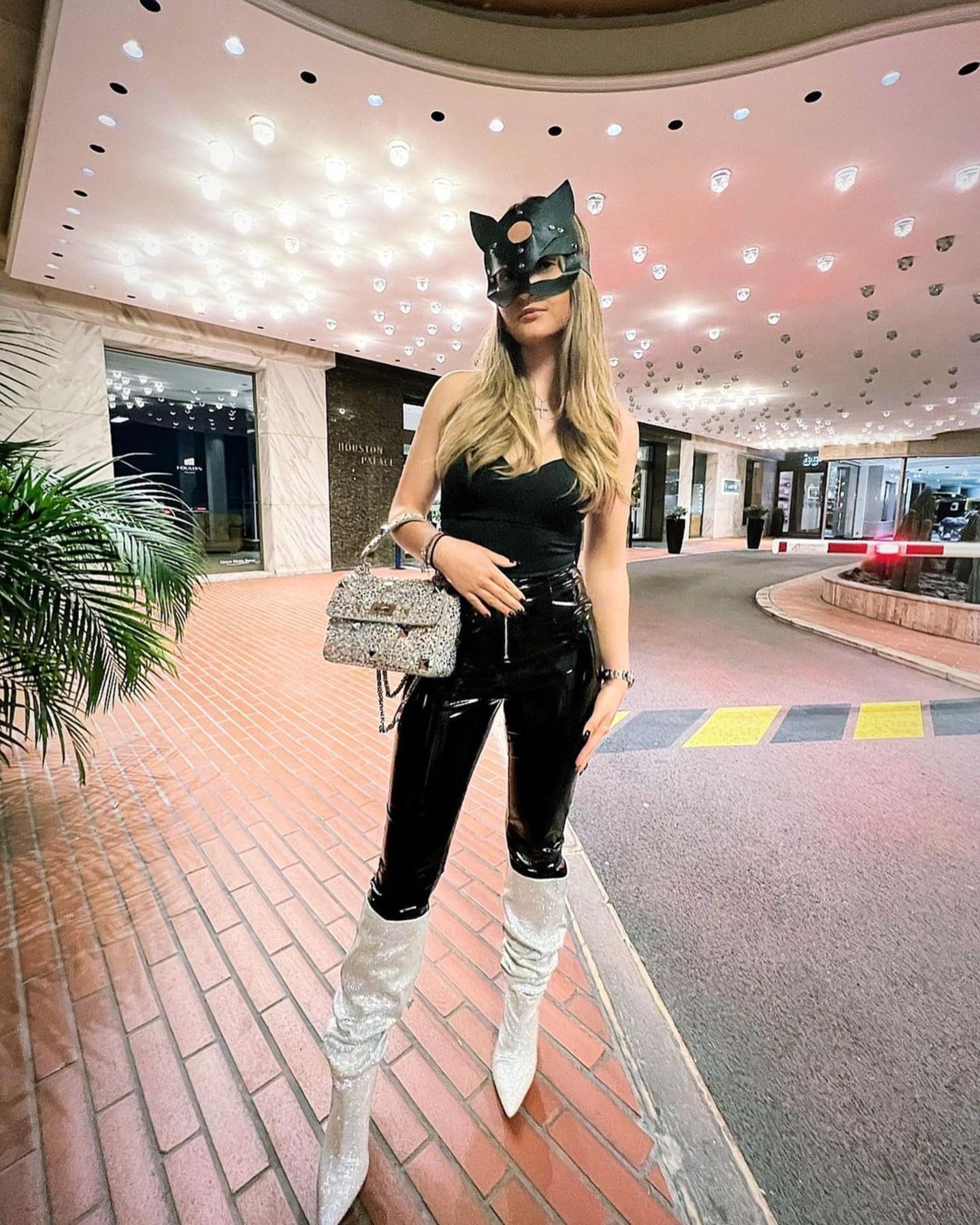 Davina Geiss setzt auf Latexhose, schwarzes Top und Stiefel mit Pailetten. Ihre Bildunterschrift auf Instagram verrät, was hinter dem Düster-Look mit Maske steckt. "Batman, wo bist du?", schreibt die älteste Geiss-Tochter zum Foto und verrät damit, dass es sich bei ihrem Outfit um ihre Interpretation von Catwoman handelt. 