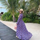 "Entfliehe dem Gewöhnlichen", schreibt Davina Geiss zu dieser Aufnahme. Unterstützend dazu zeigt sie sich am Strand im gemusterten Kleid von Marlea und kombiniert dazu die beliebte Dior Saddle Bag.
