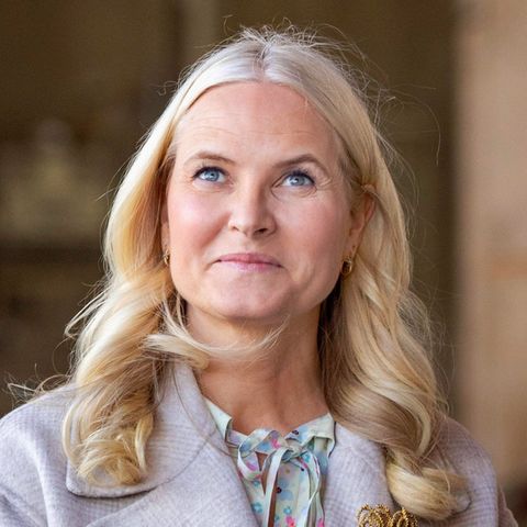 Norwegens Kronprinzessin Mette-Marit zeigt sich kurz vor ihrem 50. Geburtstag so nahbar wie selten.