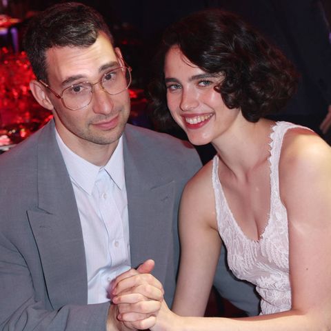 Jack Antonoff und Margaret Qualley sind seit Anfang 2022 offiziell zusammen - zu ihrem Freundeskreis gehören viele Prominente.