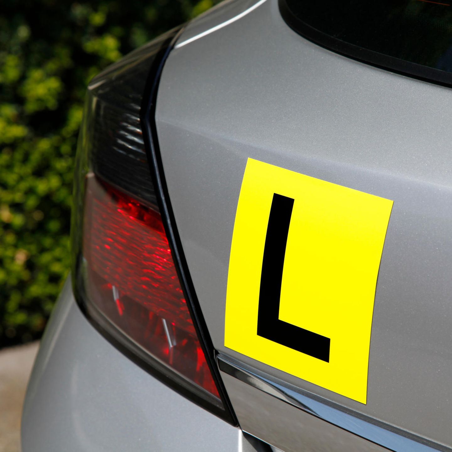 Mysteriöses Zeichen: L-Schild am Auto – das steckt dahinter!