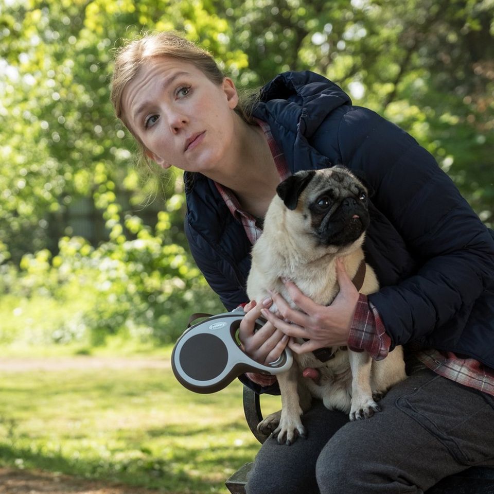 "Ein Mops zum Verlieben": Als Hundehalterin trifft Single Sarah (Beattie Edmondson) auf der Heide viele Männer.