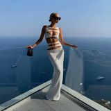 Wow! Influencerin Leonie Hanne macht gerade Workation an der französischen Riviera und lässt es sich im Luxushotel gut gehen. Der gigantische Ausblick ihres Zimmers muss dabei natürlich direkt für Content genutzt werden. Und der kann sich sehen lassen: Im super heißen Cut-Out-Kleid posiert sie vor atemberaubender Kulisse. Doch kommt euch das Kleid auch so bekannt? Richtig! Topmodel Kendall Jenner trug das gleiche Model im letzten Jahr in Schwarz zu einer Hochzeit und sorgt mit ihrem freizügigen Look für einen echten Skandal im Internet.