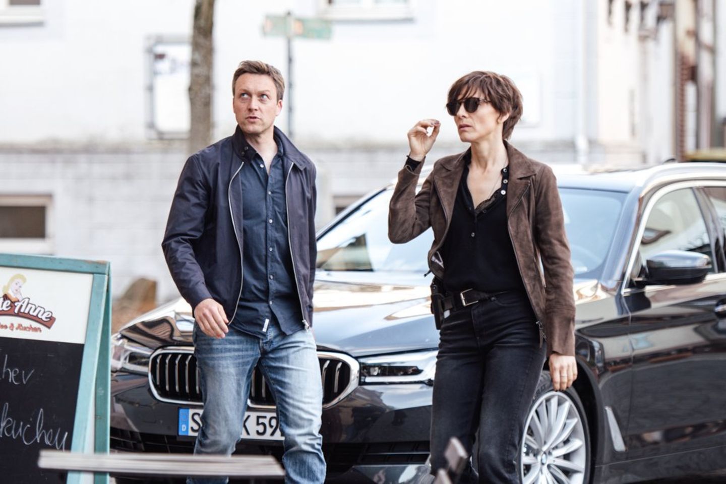 "In Wahrheit: Blind vor Liebe": Freddy (Robin Sondermann) und Judith (Christina Hecke) verfolgen eine Spur.
