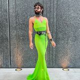 Alle Augen auf Conchita Wurst! Für das "Manchester Pride"-Festival hat sich der Musik-Star in ein auffälliges Ensemble in Neongrün geworfen. Das bodenlange Kleid ist hauchfein genäht und fällt fließend über Conchitas Körper. Coole Hingucker: Der Statement-Taillengürtel als auch der Choker mit Metallringen. Stilettos mit Riemchen-Details machen den Look komplett. 
