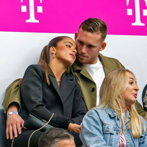ESC-Star Noa Kirel und Bayern-Keeper Daniel Peretz turtelten auf der Tribüne der Allianz Arena.