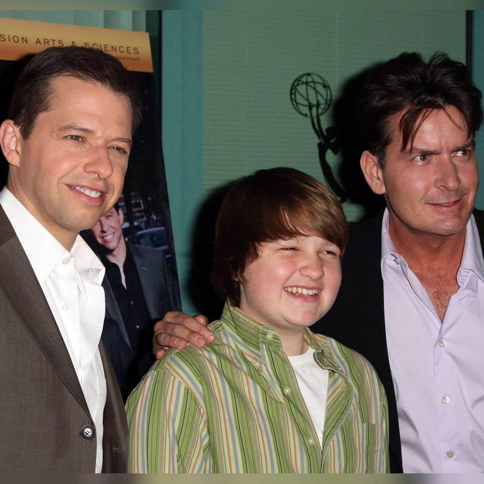 Angus T. Jones im Jahr 2007 mit seinen "Two and a Half Men"-Co-Stars Jon Cryer (l.) und Charlie Sheen (r.).