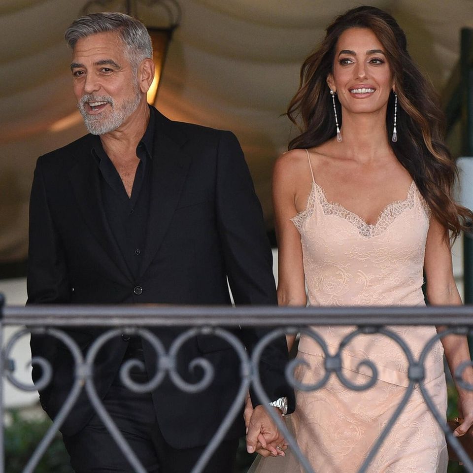 Sie strahlen um die Wette: Georg und Amal Clooney in Venedig.
