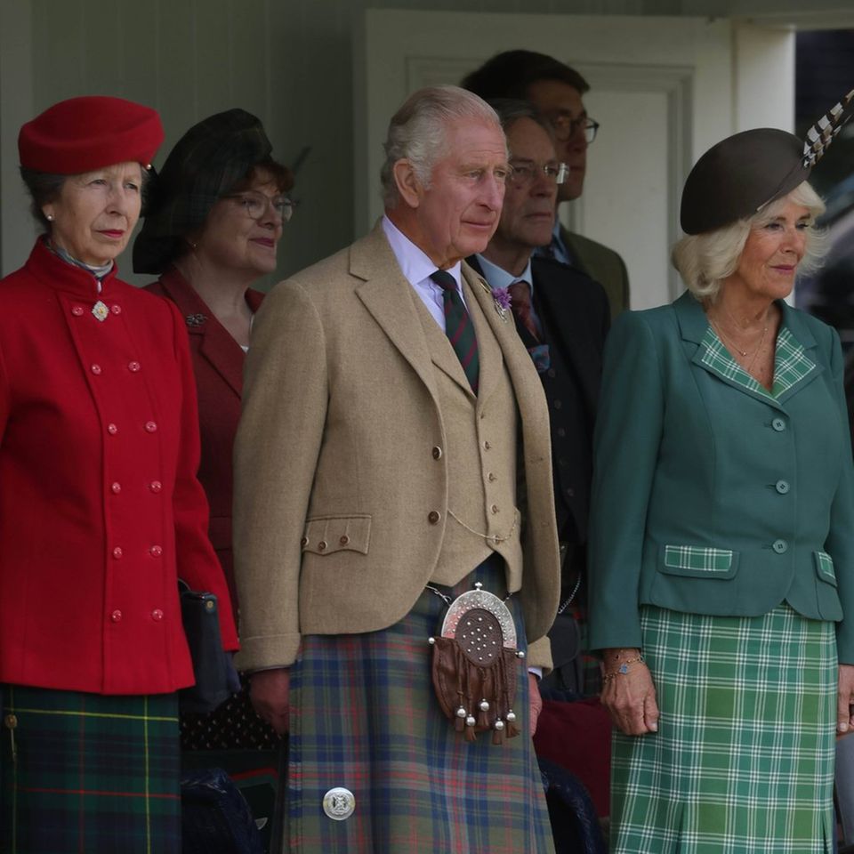 König Charles mit seiner Schwester, Prinzessin Anne (li.), und seiner Ehefrau Camilla.