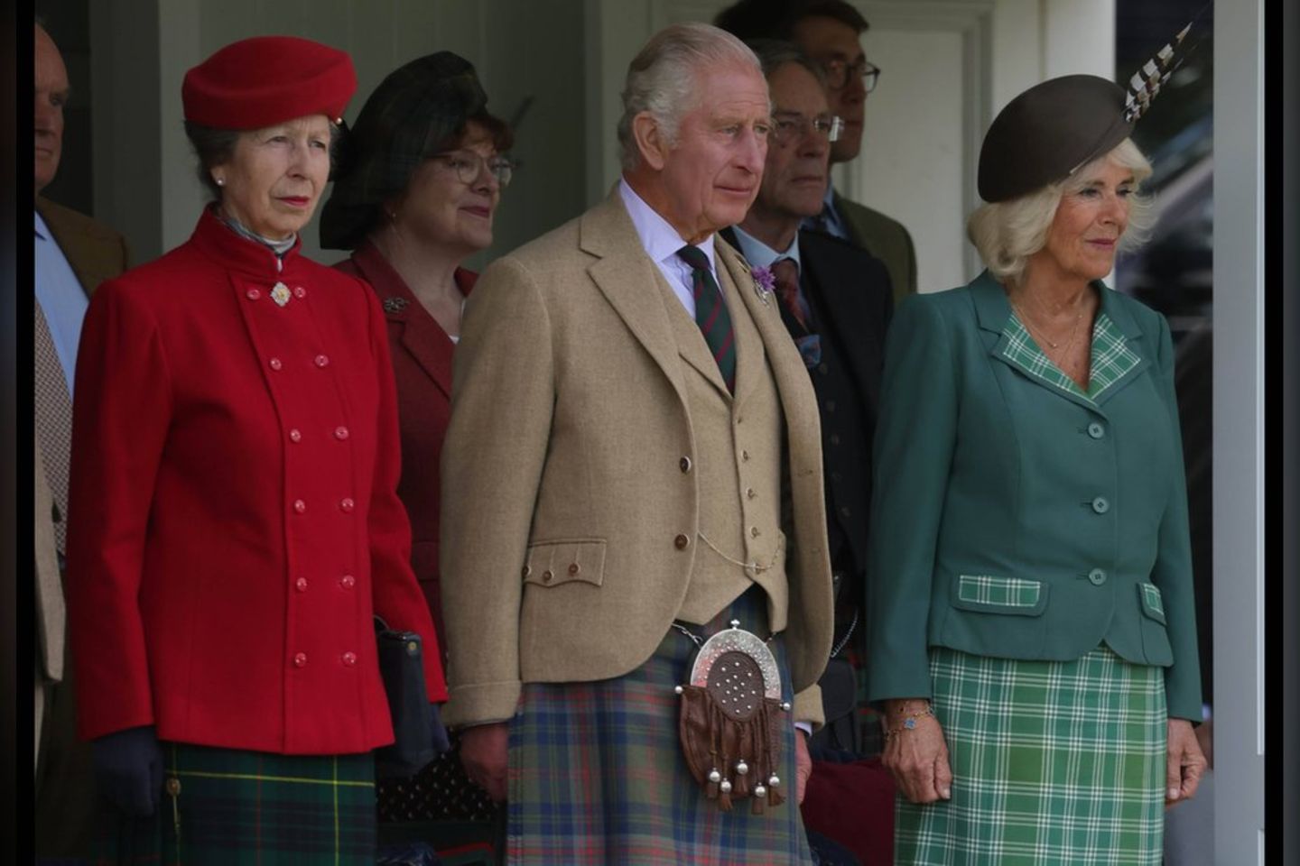 König Charles mit seiner Schwester, Prinzessin Anne (li.), und seiner Ehefrau Camilla.
