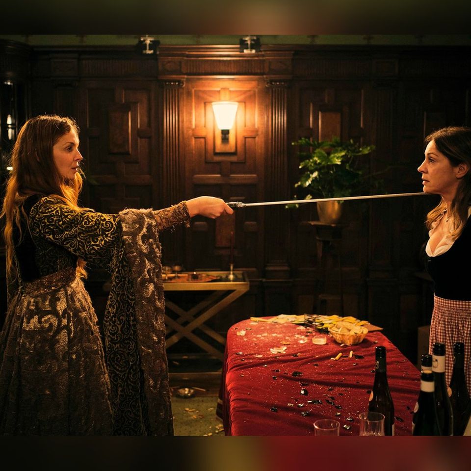 "Tatort: Gold": Schauspielerin Pheline Roggan (li.) beim martialischen Showdown mit Kollegin Ulrike C. Tscharre