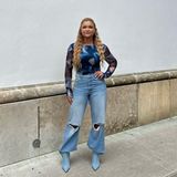 Starke Pose – starker Look. Sophia Thiel stellt mit ihrem Outfit einmal wieder ihren Sinn für Fashion unter Beweis: Die Influencerin trägt ein blau gemustertes Mesh-Oberteil und eine weite Jeans mit Löchern. Ein besonderer Hingucker ist die Ton-in-Ton-Komi von Jeans und Stiefeletten, die Sophias Beine unendlich lang wirken lässt. Die gewellten Haare hat sie halb zurückgesteckt. 