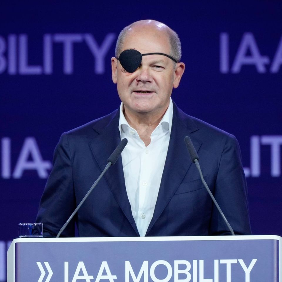Olaf Scholz trat auch bei der IAA Mobility 2023 mit schützender Augenklappe auf.