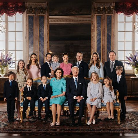 König Carl Gustaf und Königin Silvia inmitten ihrer großen Familie.