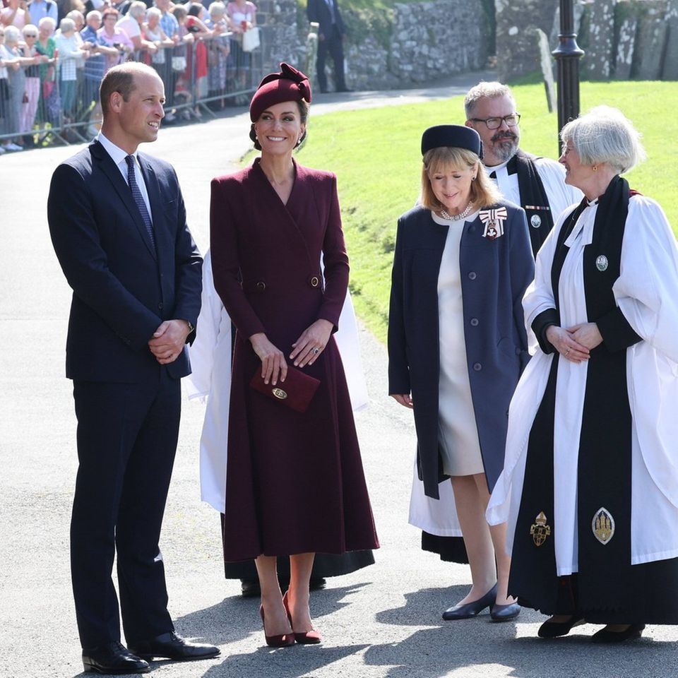 Prinz William und Prinzessin Kate werden vor der St.-Davids Kathedrale in Wales in Empfang genommen.