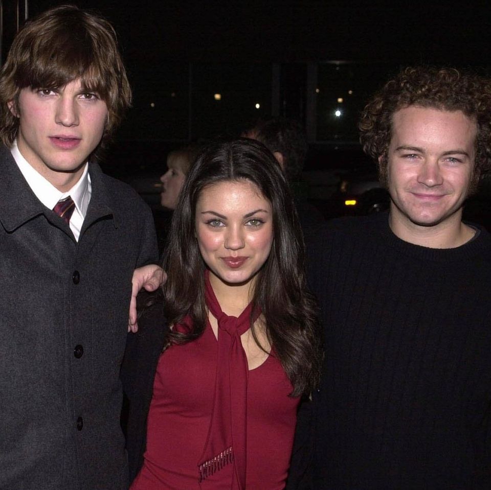 Ashton Kutcher (l.) und Mila Kunis mit Danny Masterson im Jahr 2000.