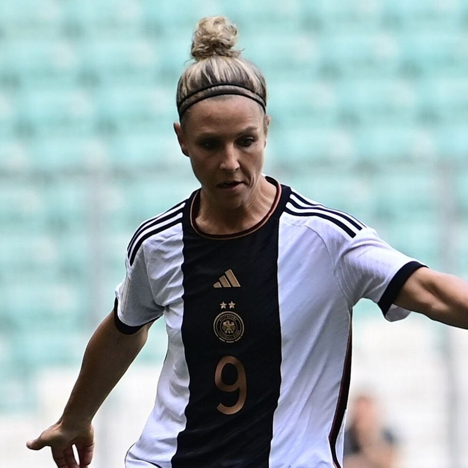 Svenja Huth und ihre Ehefrau Laura freuen sich über Nachwuchs.