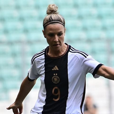 Svenja Huth und ihre Ehefrau Laura freuen sich über Nachwuchs.