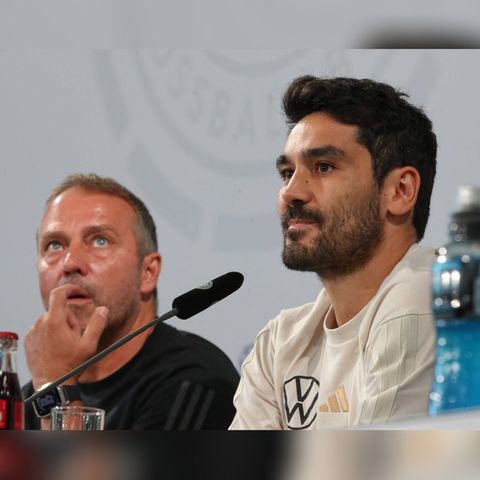 Pressekonferenz vor dem Schicksalsspiel gegen Japan: Hansi Flick mit seinem Kapitän İlkay Gündoğan (re.).