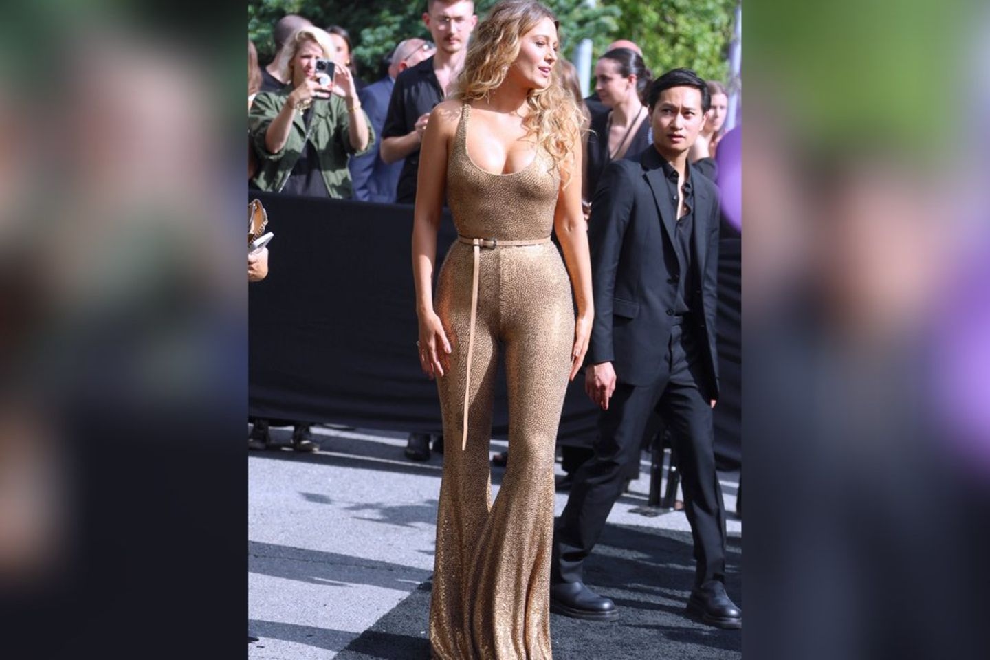 Vierfach-Mama Blake Lively im goldenen Jumpsuit bei der New York Fashion Week.