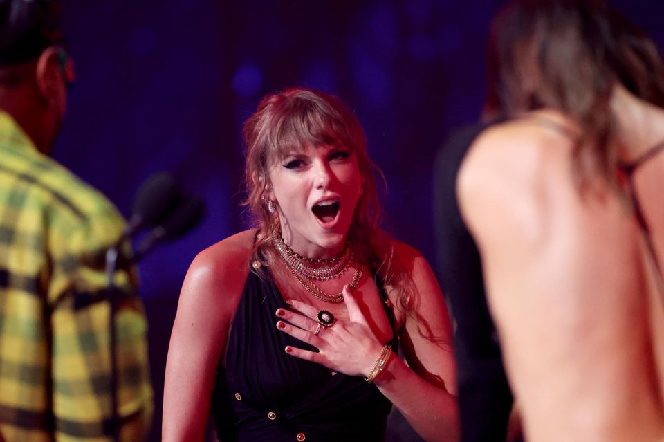 Große Freude bei Taylor Swift, die ihren Preis von den inzwischen älteren Herren der Popband *NSYNC überreicht bekam. Wer hätte gedacht, dass auch die große Taylor einen Fangirl-Moment haben kann.