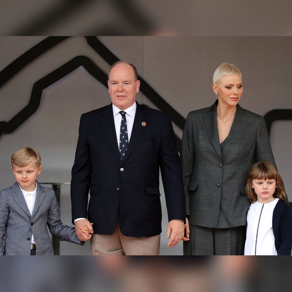 Fürst Albert und Fürstin Charlène von Monaco mit ihren Kindern Jacques und Gabriella.