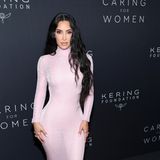 Kim Kardashian betont ihre Kurven beim "Caring for Woman Dinner" in einem roasa Glitzer-Dress mit Rollkragen und langen Ärmeln. Ihre Haare trägt die Beauty dabei in lässigen Beach-Waves. 