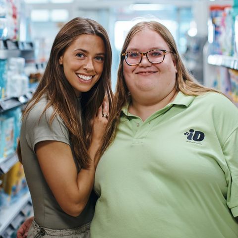 Vanessa Mai als Tagespraktikantin in einem inklusiven Drogeriemarkt, der von der Aktion Mensch gefördert wird.