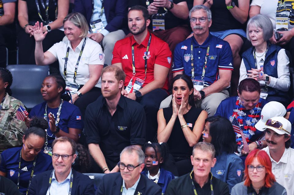 Prinz Harry und Herzogin Meghan fiebern beim Rollstuhl-Basketball mit.