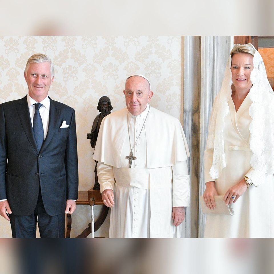 Papst Franziskus mit dem belgischen Königspaar Philippe und Mathilde. Als Katholikin trägt die Königin ein weißes Kleid und ei