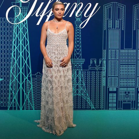 Ein Traum in Weiß! In diesem schönen Kleid könnte Florence Pugh auch zum Altar schreiten – allerdings brilliert die Schauspielerin mit ihrem Look lieber bei einem Tiffany Opening in Tokyo. In einem weißen A-Linien-Kleid mit dünnen Trägern und Perlenbesatz zieht der "Oppenheimer"-Star alle Blicke auf sich. Die kürzlich abgeschnittenen Haare trägt Florence im eleganten Sleek-Look und rundet den eleganten Style mit dezenten Accessoires und Make-up ab. 