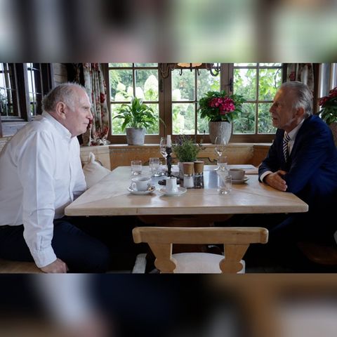 Erstes Treffen seit Jahren: In der Doku begegnet Christoph Daum seinem ehemaligen Widersacher Uli Hoeneß