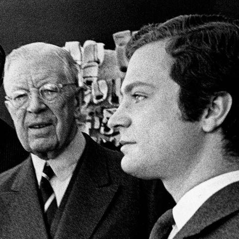 Mit diesem Foto erinnert der Palast an den heute vor 50 Jahren verstorbenen König Gustaf Adolf (l.).