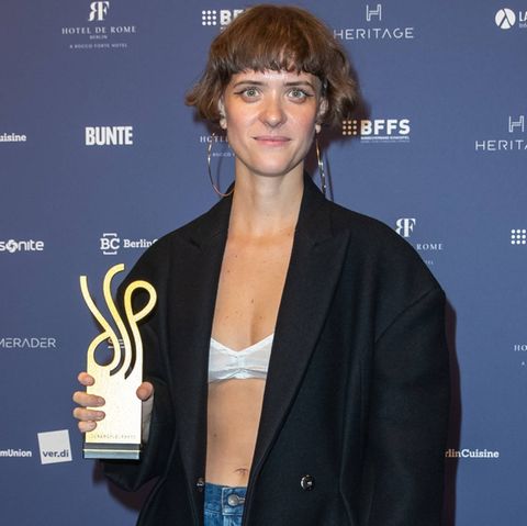 Liv Lisa Fries mit ihrer goldenen Trophäe in Berlin.