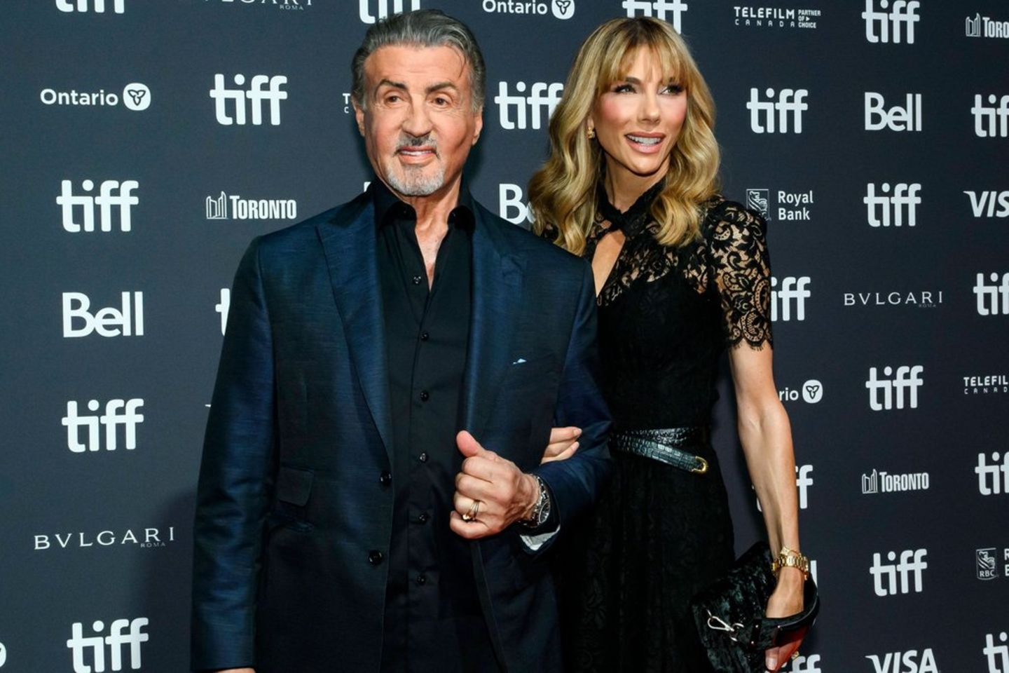 Sylvester Stallone und Jennifer Flavin strahlen Arm in Arm in Toronto.
