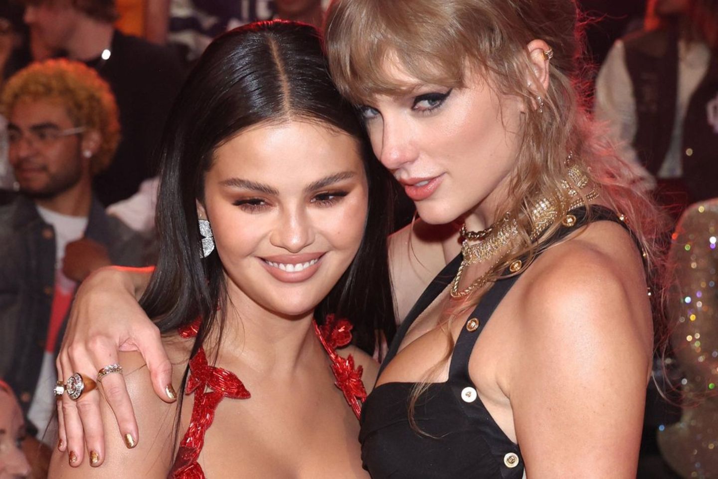 Selena Gomez (li.) und Taylor Swift strahlten bei den MTV VMAs in New Jersey.