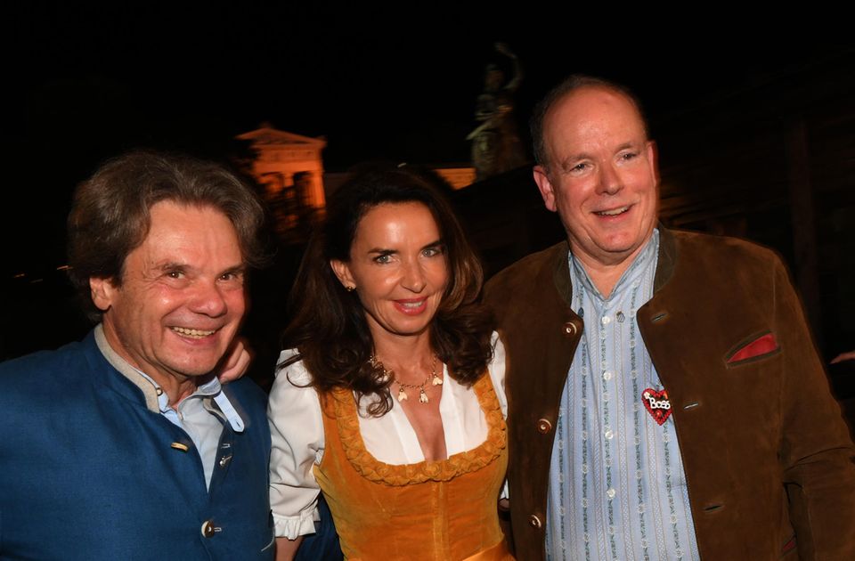 Fürst Albert feiert mit dem Wirtsehepaar des Käferzelts Michael Käfer und Clarissa Käfer im Käferzelt auf dem diesjährigen Oktoberfest.