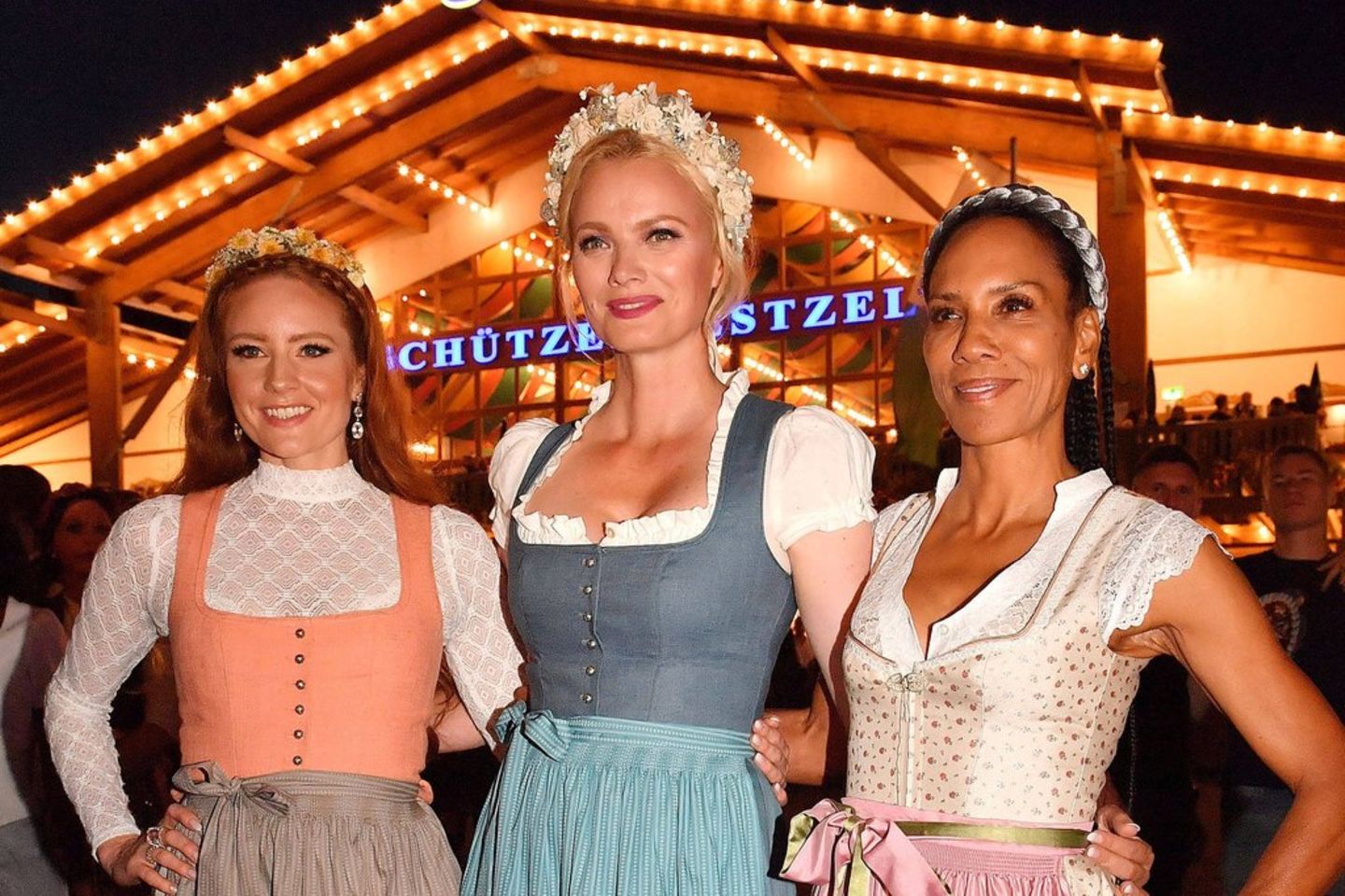 Die Models Barbara Meier und Franziska Knuppe posierten gemeinsam mit Barbara Becker in Tracht für die Fotografen auf dem Münc