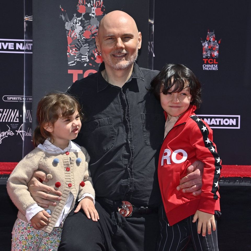 Billy Corgan 2022 mit seinen Kindern Philomena und Augustus. Jetzt ist er mit deren Mutter verheiratet.
