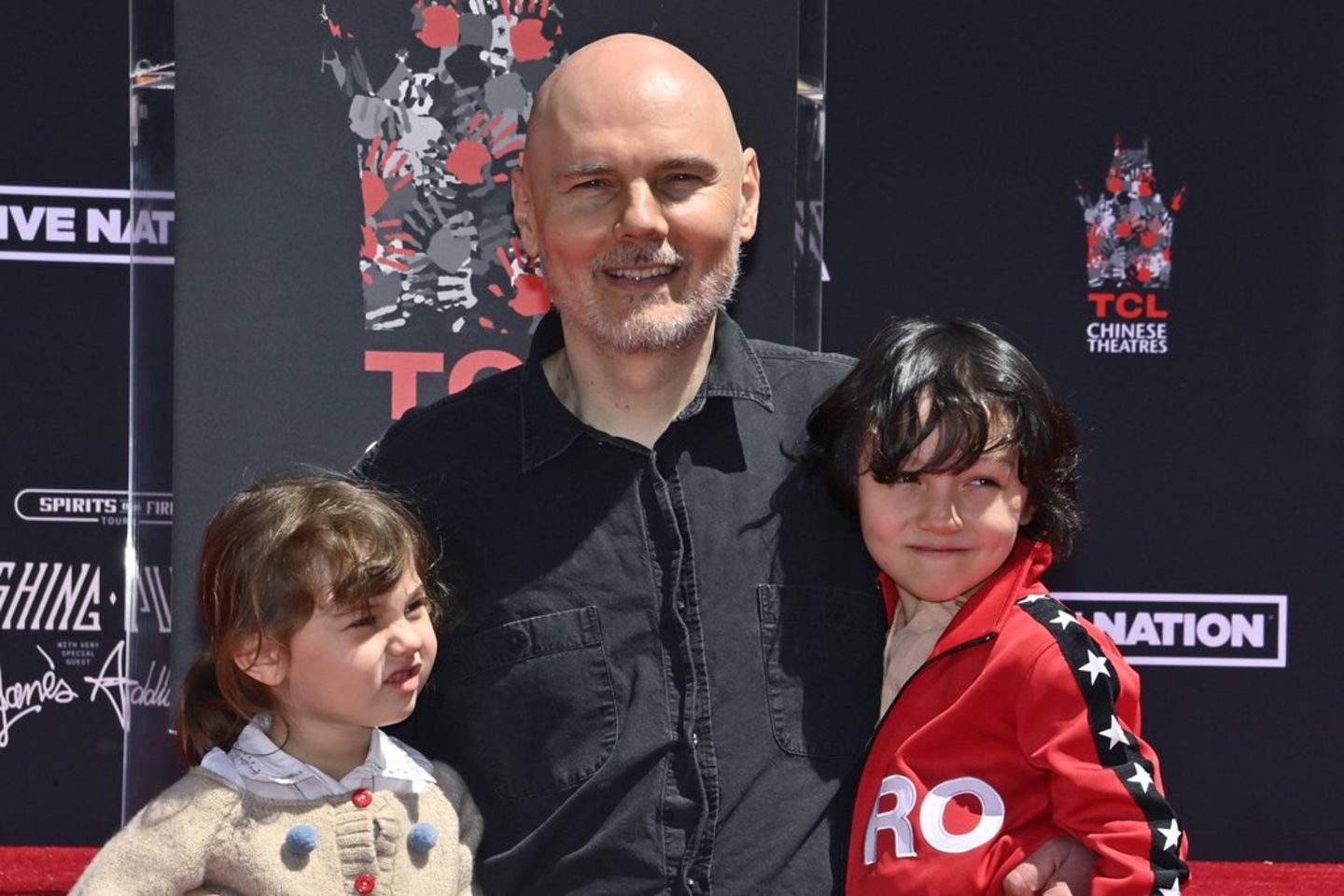 Billy Corgan 2022 mit seinen Kindern Philomena und Augustus. Jetzt ist er mit deren Mutter verheiratet.