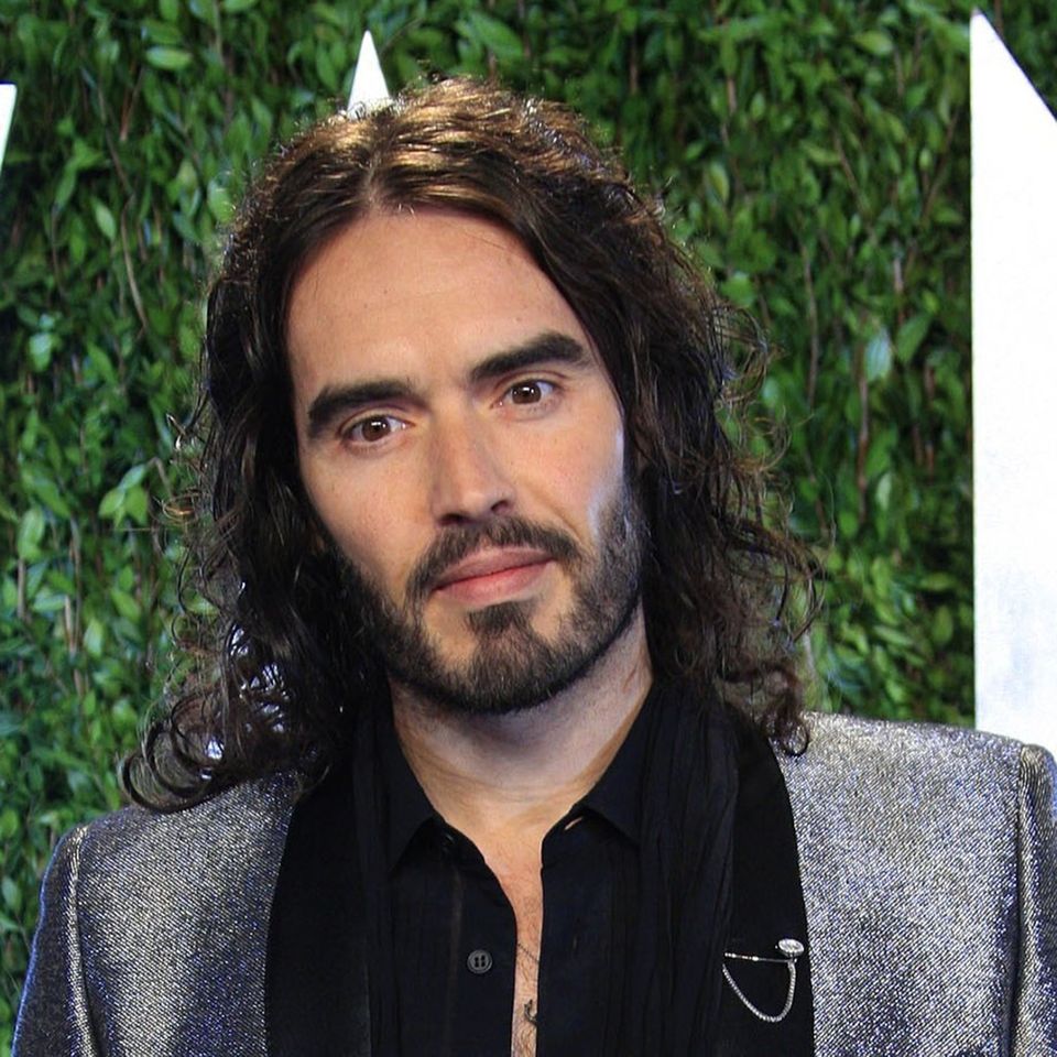 Russell Brand sieht sich derzeit mit massiven Vorwürfen konfrontiert, die seine berufliche Karriere beeinträchtigen.